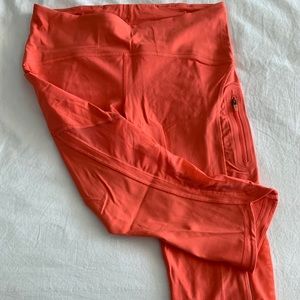 EUC - Lululemon Crop w/Mesh & Zippers - size 8